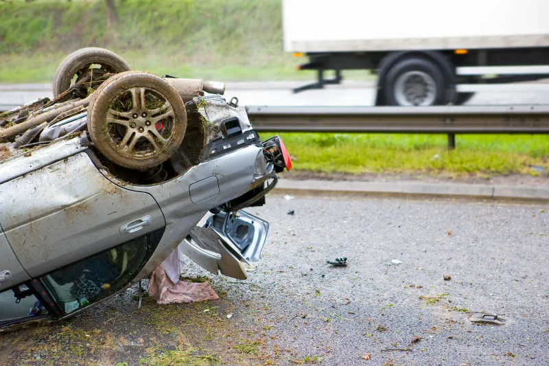 Voiture renversée sur le toit après un accident grave de la route — gravité du préjudice corporel et indemnisation
