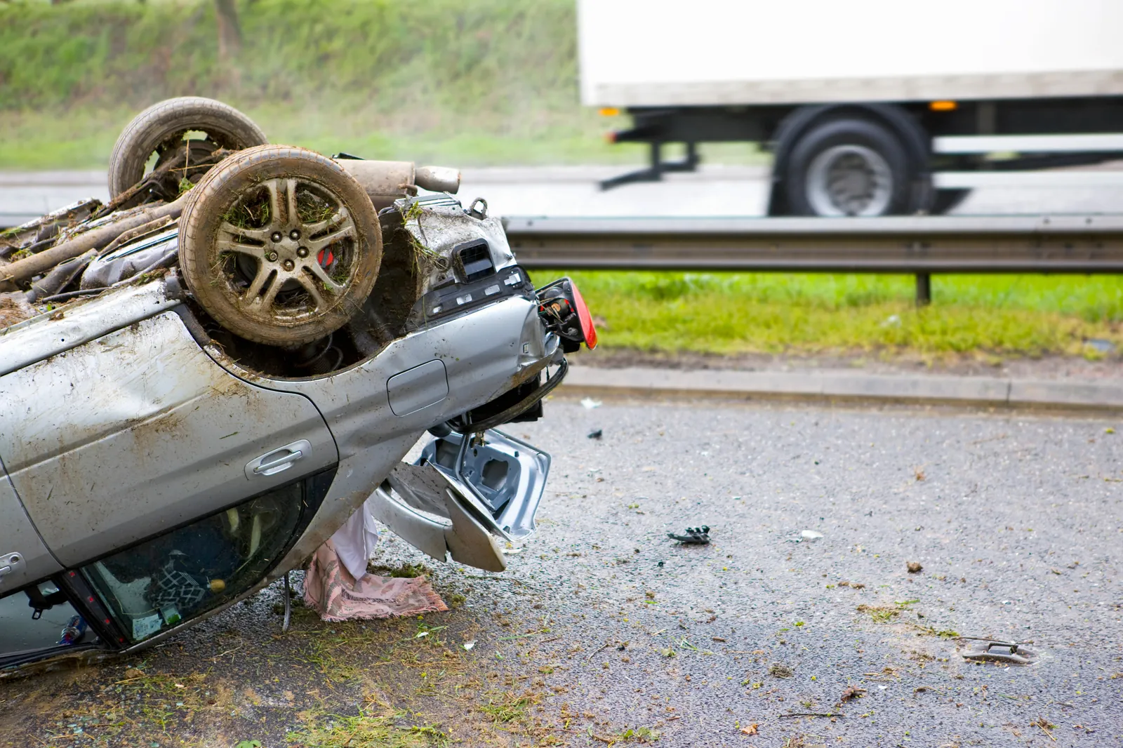 Voiture renversée sur le toit après un accident grave de la route — gravité du préjudice corporel et indemnisation