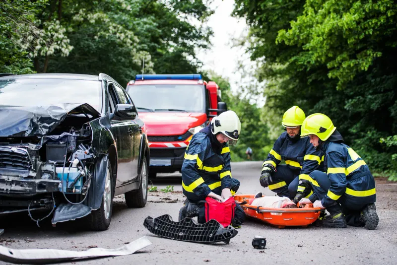 Équipe de secouristes prenant en charge un patient blessé après un accident de la route