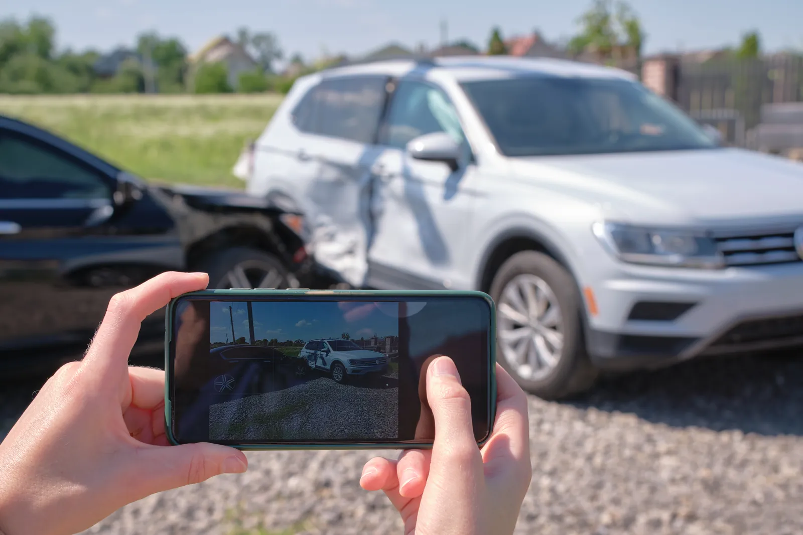 Victime photographiant la scène d'un accident de la route avec son smartphone pour le dossier d'assurance