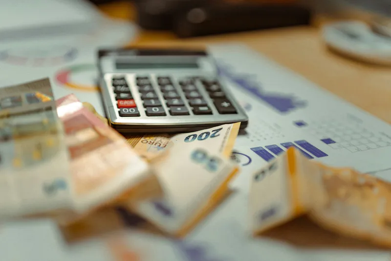 Billets en euros et calculatrice, chiffrage de l'indemnisation