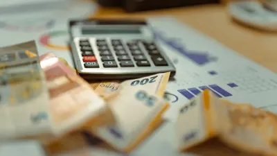 Billets en euros et calculatrice, chiffrage de l'indemnisation
