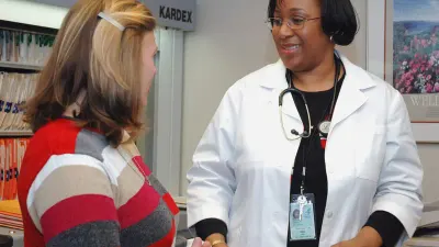 Soignantes échangeant avec une patiente à l'hôpital