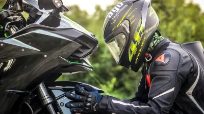 Motard en tenue de protection, illustration des accidents de moto