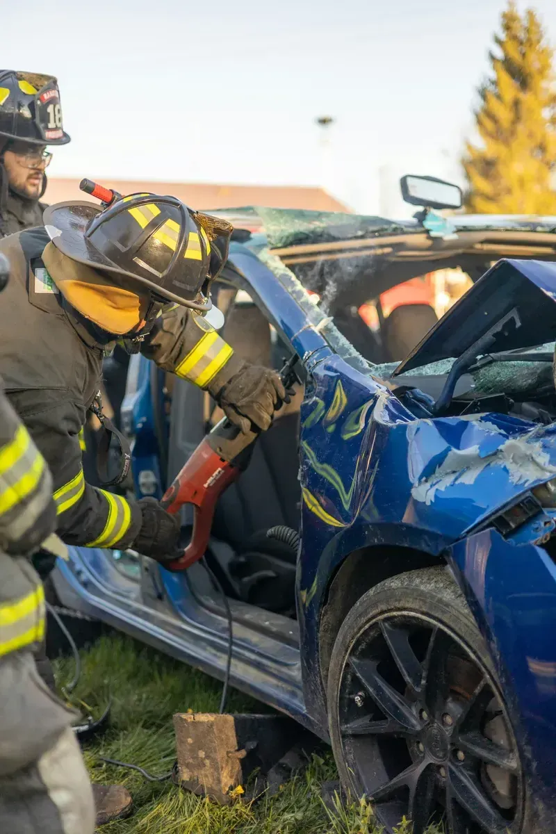 Secours intervenant sur un véhicule après un accident de la route