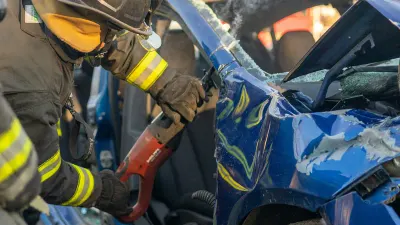 Secours intervenant sur un véhicule après un accident de la route