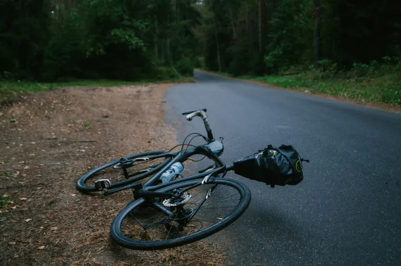 Vélo à terre sur la chaussée, illustration des accidents de cyclistes