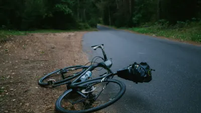 Vélo à terre sur la chaussée, illustration des accidents de cyclistes