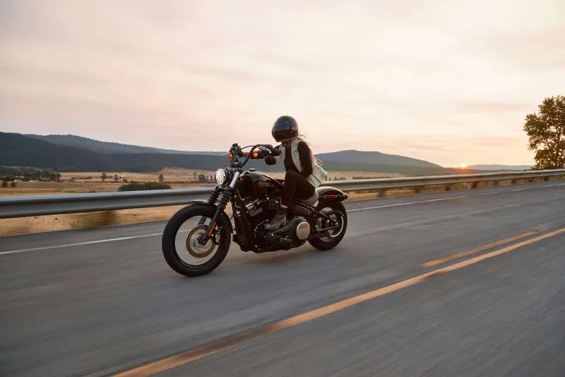 Motard sur une route de campagne