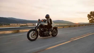 Motard sur une route de campagne