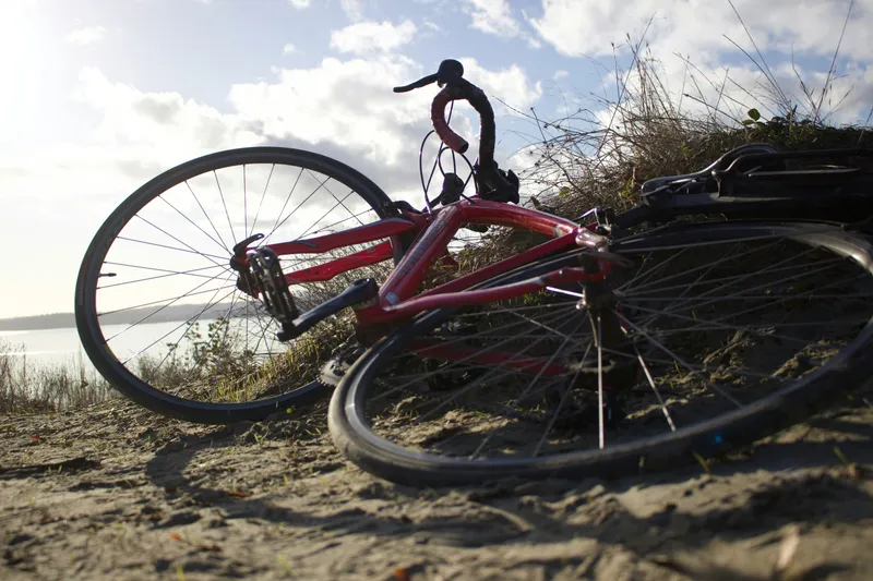 Vélo renversé au sol, accident de cycliste