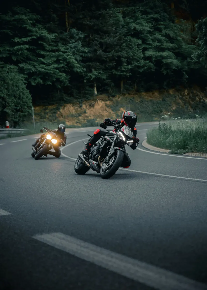 Deux motos en virage sur une route