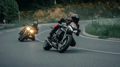 Deux motos en virage sur une route