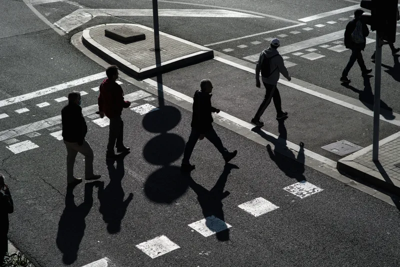 Piétons traversant un passage clouté en ville
