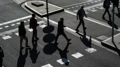 Piétons traversant un passage clouté en ville
