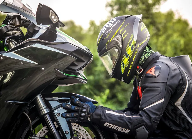 Motard en tenue de protection sur sa moto