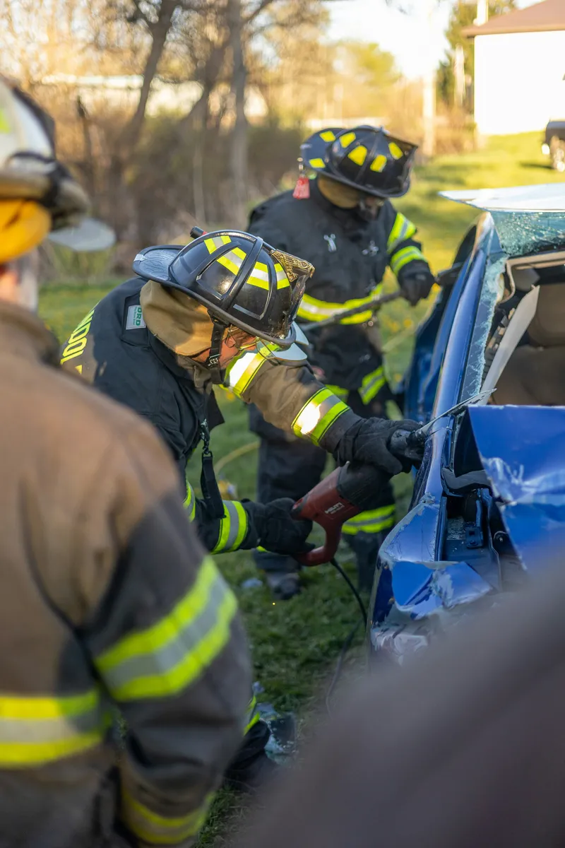 Pompiers découpant une voiture accidentée pour dégager une victime