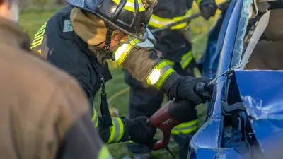 Pompiers découpant une voiture accidentée pour dégager une victime