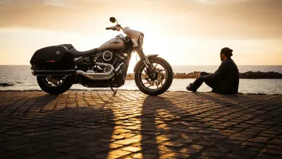 Moto à l'arrêt au coucher du soleil au bord de l'eau