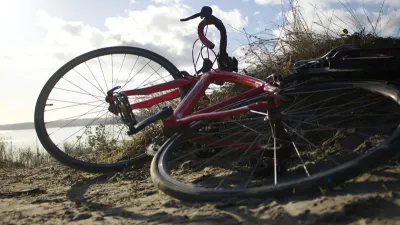 Vélo rouge renversé au sol en extérieur