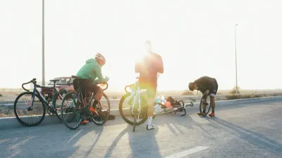 Groupe de cyclistes sur la route au coucher du soleil