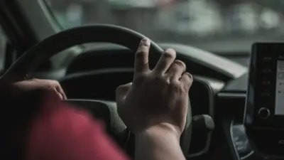 Mains d'un conducteur sur le volant d'une voiture