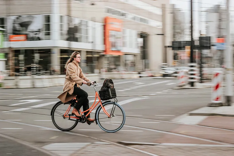 Cycliste traversant un carrefour en ville