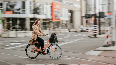Cycliste traversant un carrefour en ville