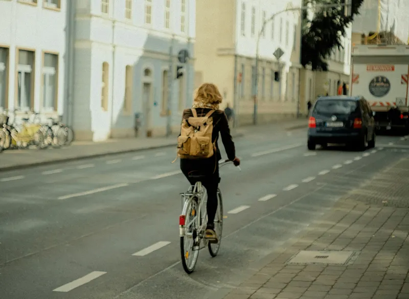 Cycliste circulant dans une rue au milieu des voitures