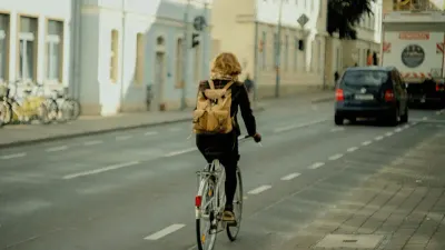 Cycliste circulant dans une rue au milieu des voitures