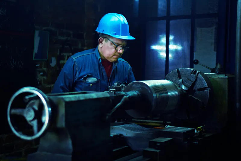 Ouvrier sur une machine-outil industrielle