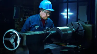 Ouvrier sur une machine-outil industrielle