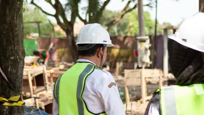 Ouvriers casqués en gilet de sécurité sur un chantier