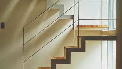 Escalier en bois près d'une fenêtre, accidents domestiques